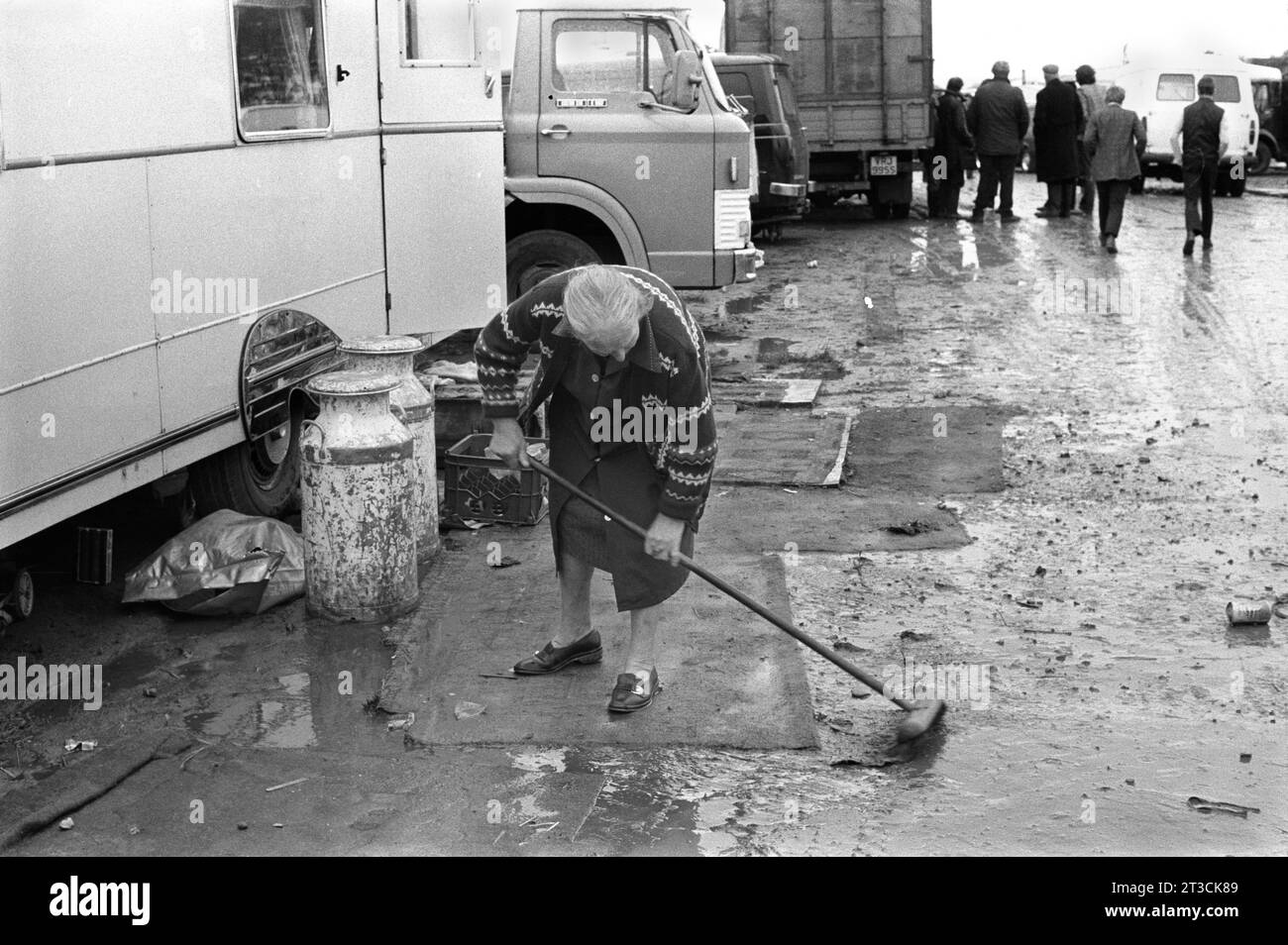 Appleby in Westmorland gypsy horse fair Cumbria, England June 1981. House proud older woman trying to keep her caravan, her home clean after heavy rain fall 1980s UK HOMER SYKES Stock Photo