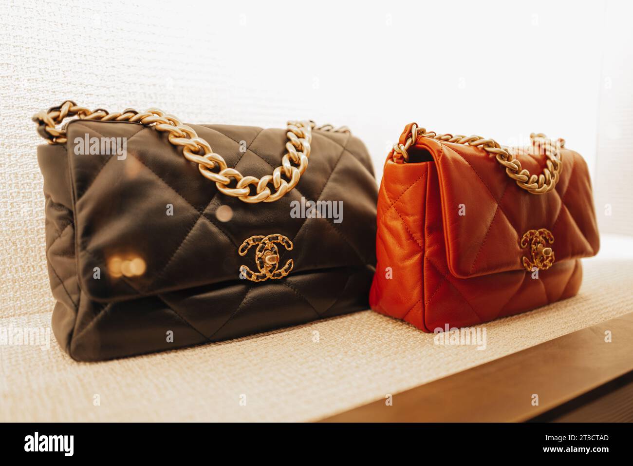 Chanel shopping bag hi-res stock photography and images - Page 2