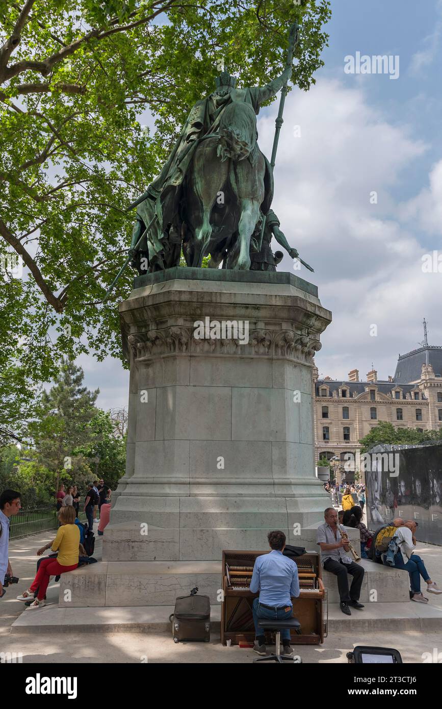 Charlemagne sculpture statue hi-res stock photography and images - Alamy
