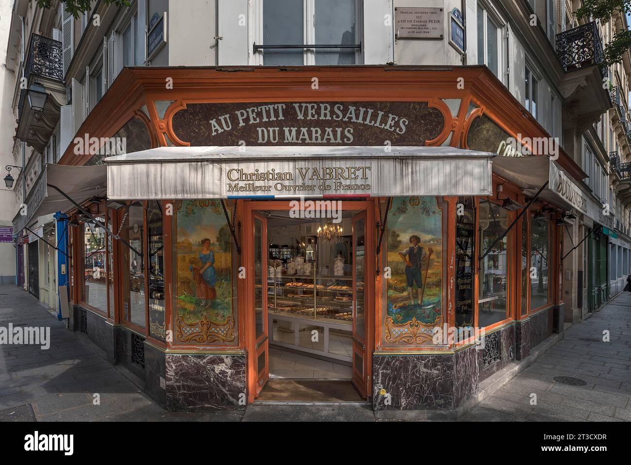 Au Petit Versailles du Marais, traditional French bakery and patisserie, Paris, France Stock Photo