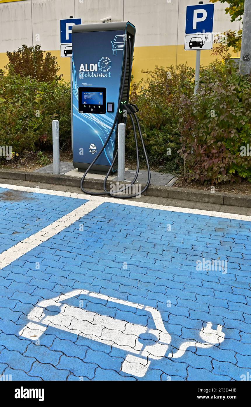 ALDI elektrisiert, auf dem Parkplatz einer ALDI SÜD Filiale in Mülheim an der Ruhr, Stadt im Ruhrgebiet im Bundesland Nordrhein-Westfalen NRW stehen zwei Elektroladestationen, E-Ladestationen, hier kann man bequem sein Elektroauto laden und Klima- und Umweltfreundlich unterwegs sein, fotografiert am 23.10.2023. Â *** ALDI electrified, in the parking lot of an ALDI SÜD store in Mülheim an der Ruhr, city in the Ruhr area in the state of North Rhine Westphalia NRW are two electric charging stations, E charging stations, here you can comfortably charge his electric car and be climate and environme Stock Photo