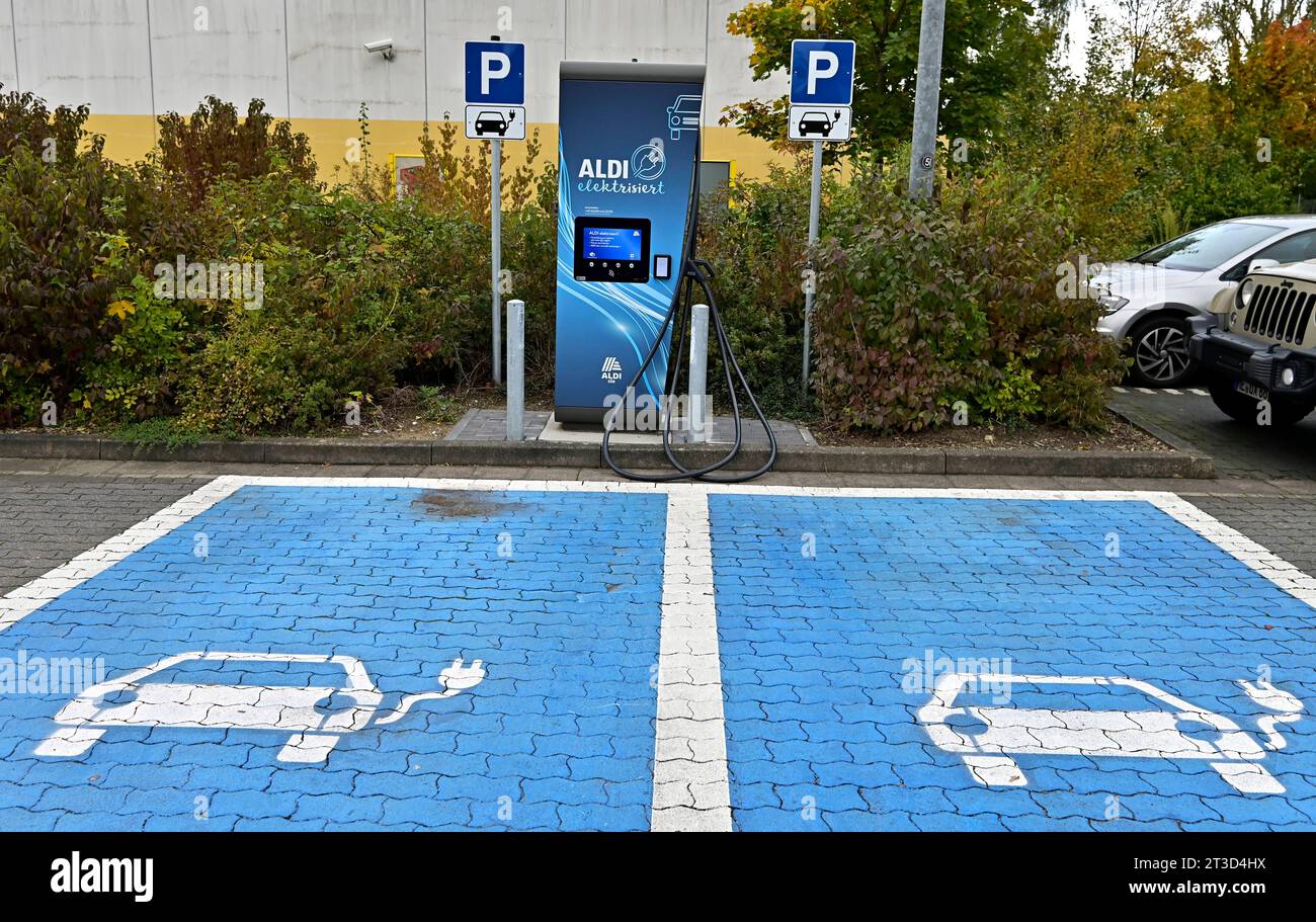 ALDI elektrisiert, auf dem Parkplatz einer ALDI SÜD Filiale in Mülheim an der Ruhr, Stadt im Ruhrgebiet im Bundesland Nordrhein-Westfalen NRW stehen zwei Elektroladestationen, E-Ladestationen, hier kann man bequem sein Elektroauto laden und Klima- und Umweltfreundlich unterwegs sein, fotografiert am 23.10.2023. Â *** ALDI electrified, in the parking lot of an ALDI SÜD store in Mülheim an der Ruhr, city in the Ruhr area in the state of North Rhine Westphalia NRW are two electric charging stations, E charging stations, here you can comfortably charge his electric car and be climate and environme Stock Photo