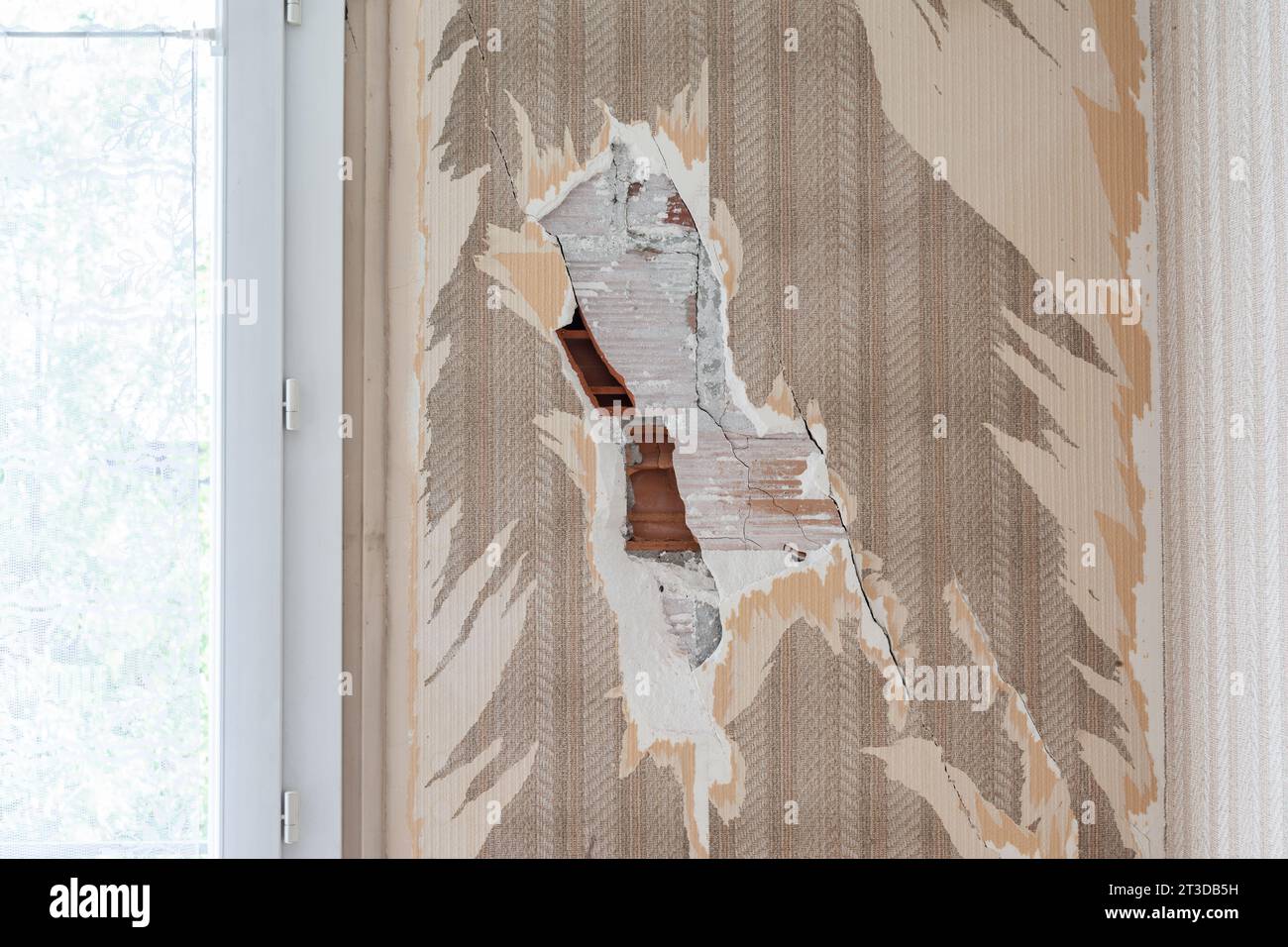 Cracks in an apartment, crack with peeling plaster on a wall Stock Photo Alamy