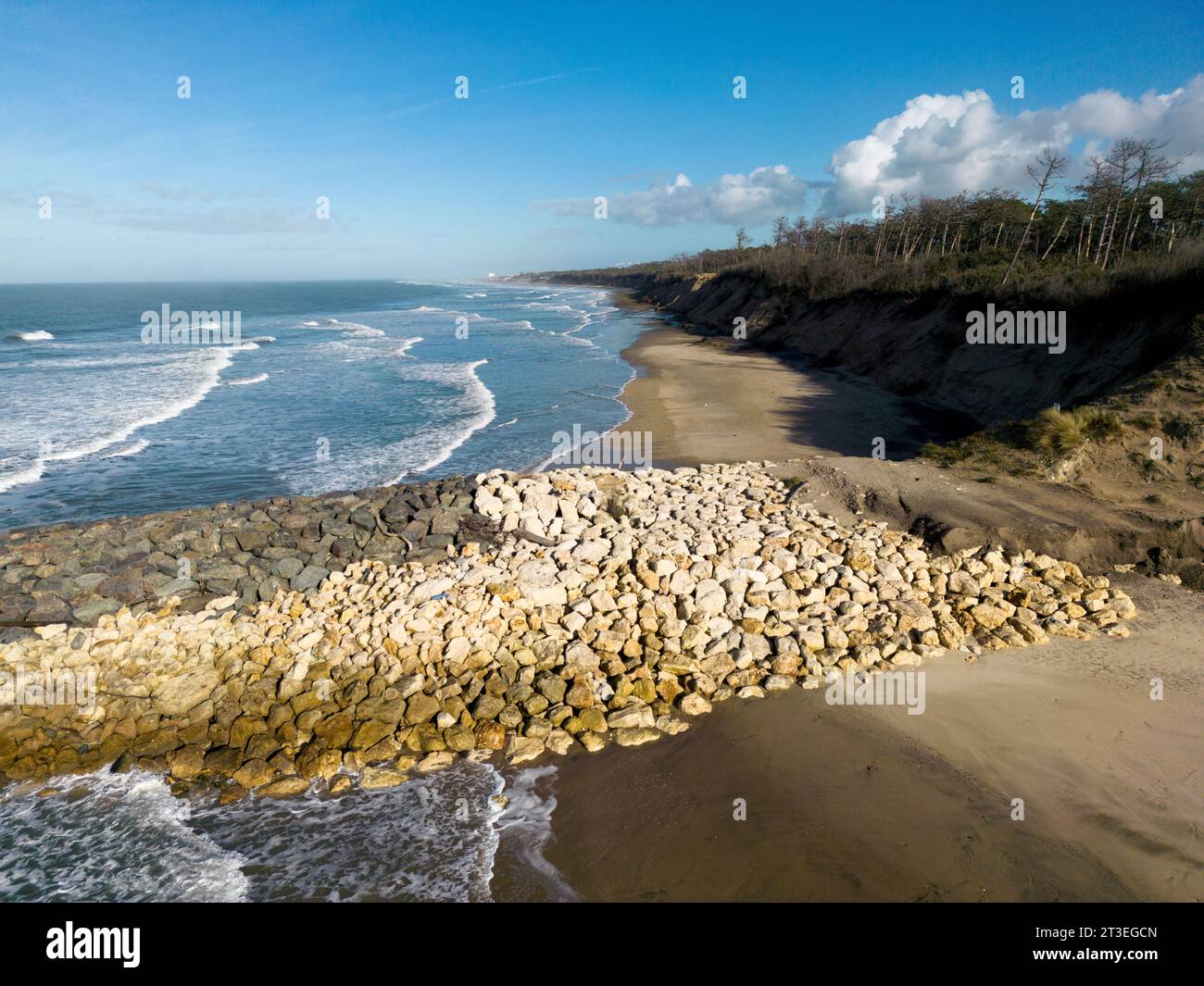 Soulac-sur-Mer (central-western France): coastal erosion control on the beach “plage de l’Amelie”, riprap, rocky peak, protective dike and waves in wi Stock Photo