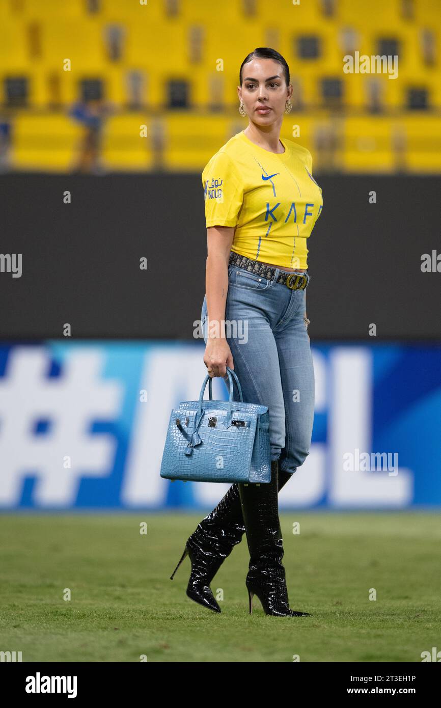 georgina-rodriguez-walks-on-the-pitch-with-a-blue-birkin-alligator