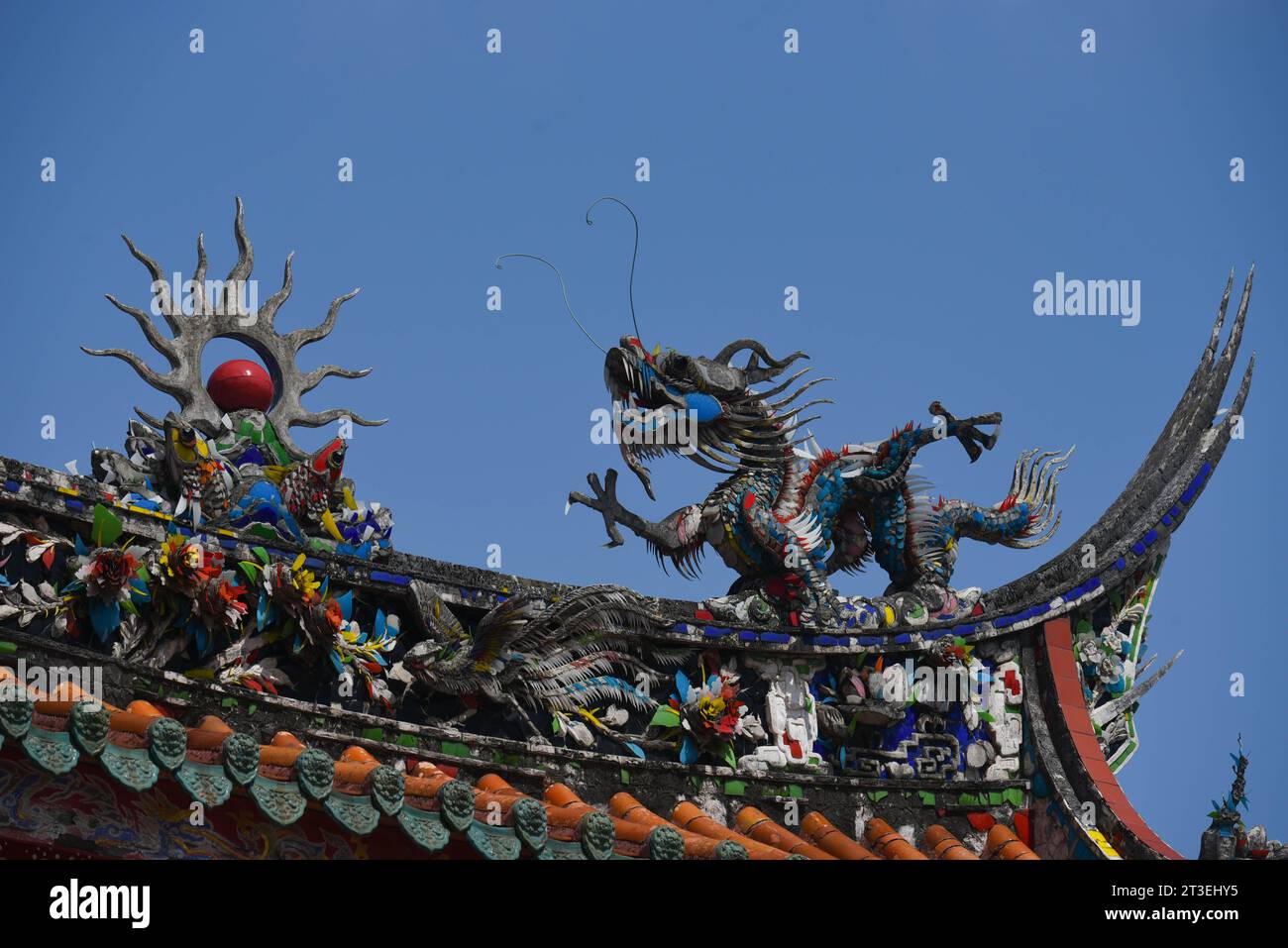 *** STRICTLY NO SALES TO FRENCH MEDIA OR PUBLISHERS - RIGHTS RESERVED ***October 01, 2023 - Taipei, Taiwan: View on a dragon sculpture on the roof of the Longshan temple. Stock Photo
