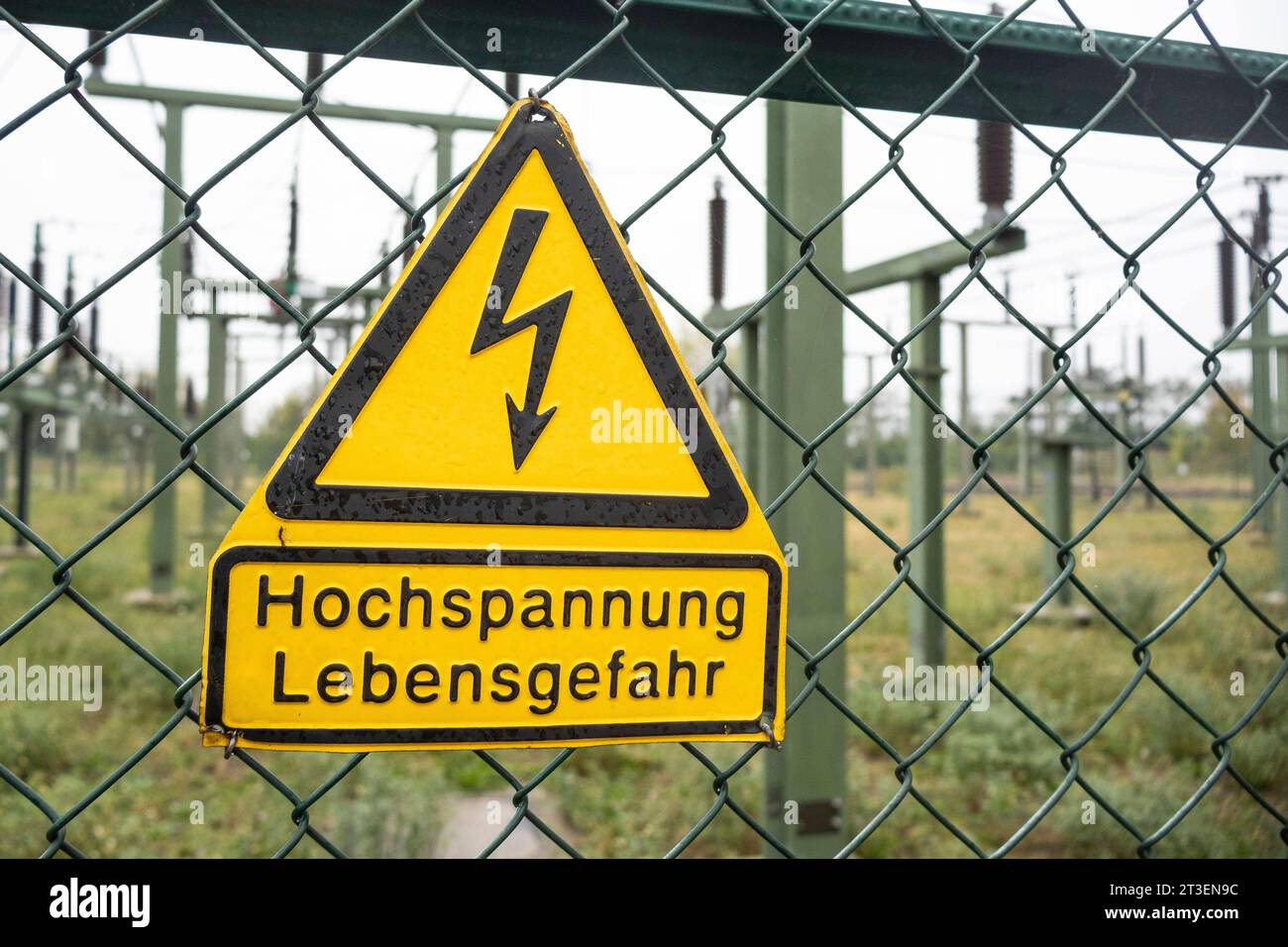 Symbolbild: Hochspannung Lebensgefahr. *** Symbol image high voltage danger to life Credit: Imago/Alamy Live News Stock Photo
