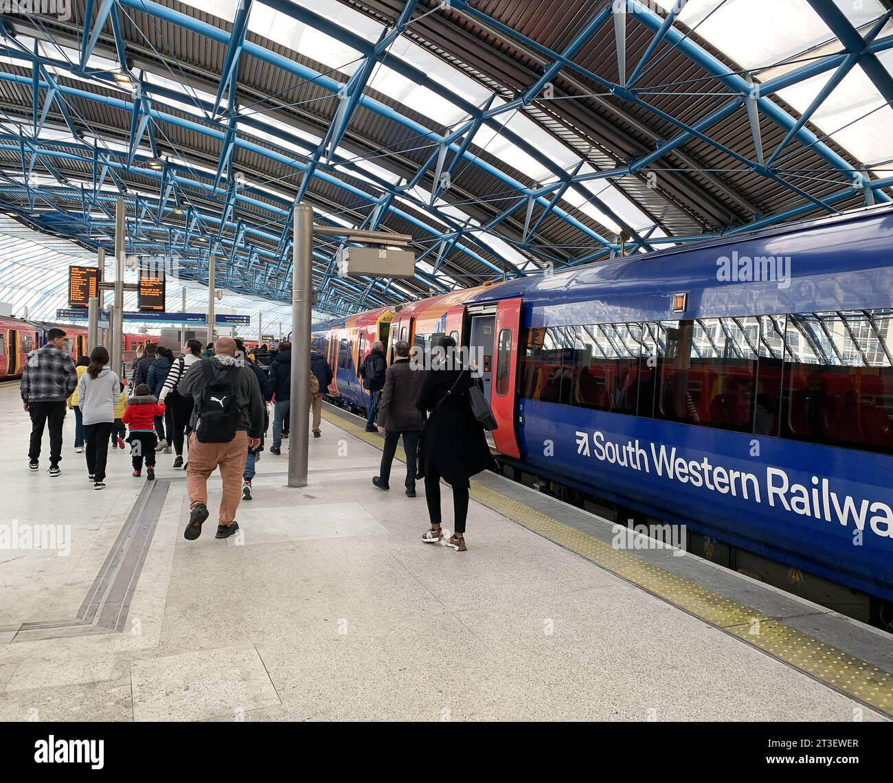 Waterloo London UK 24th October 2023 Passengers At Waterloo waterloo-london-uk-24th-october-2023-passengers-at-waterloo
