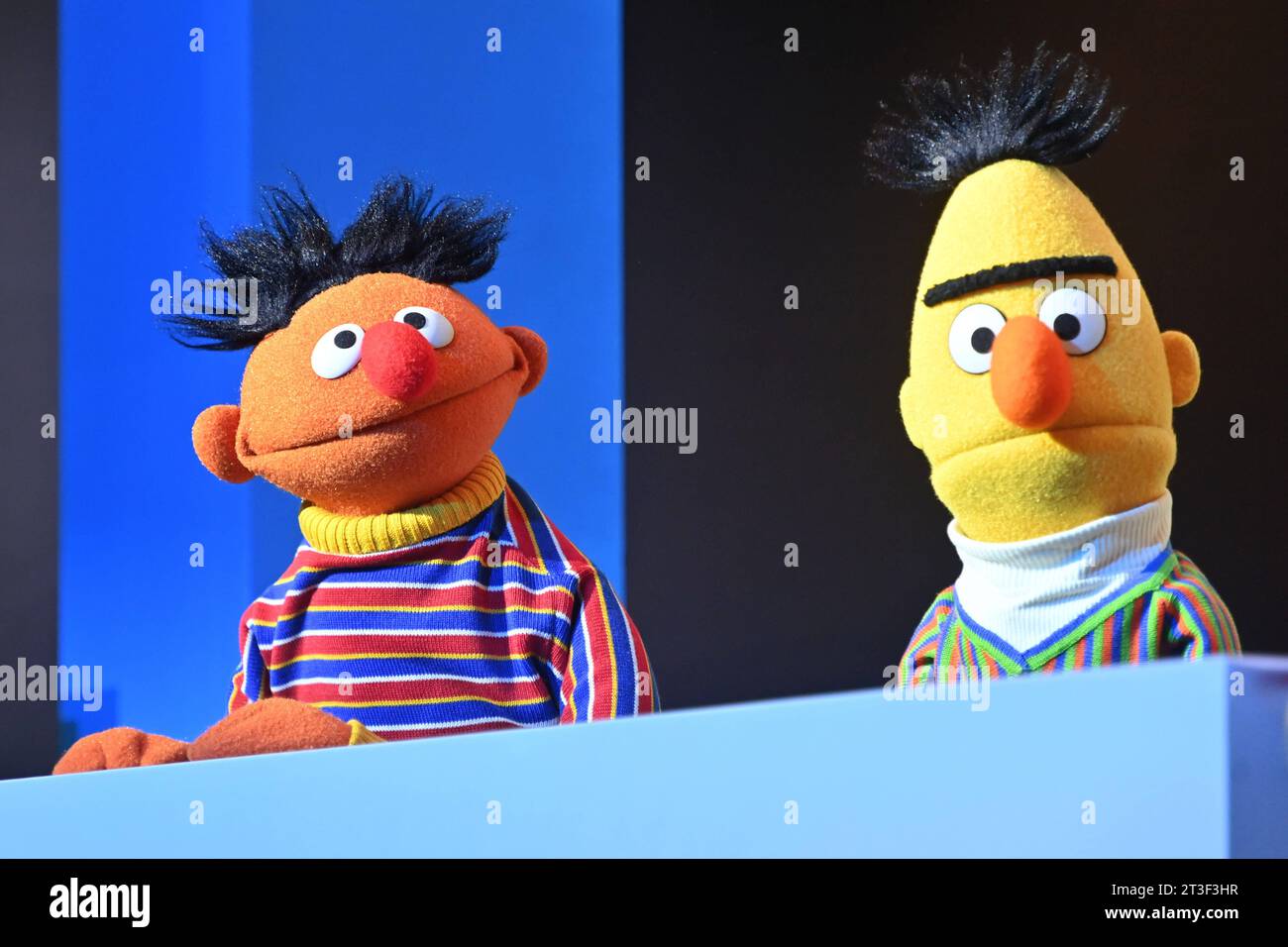 Bert and ernie hi-res stock photography and images - Alamy