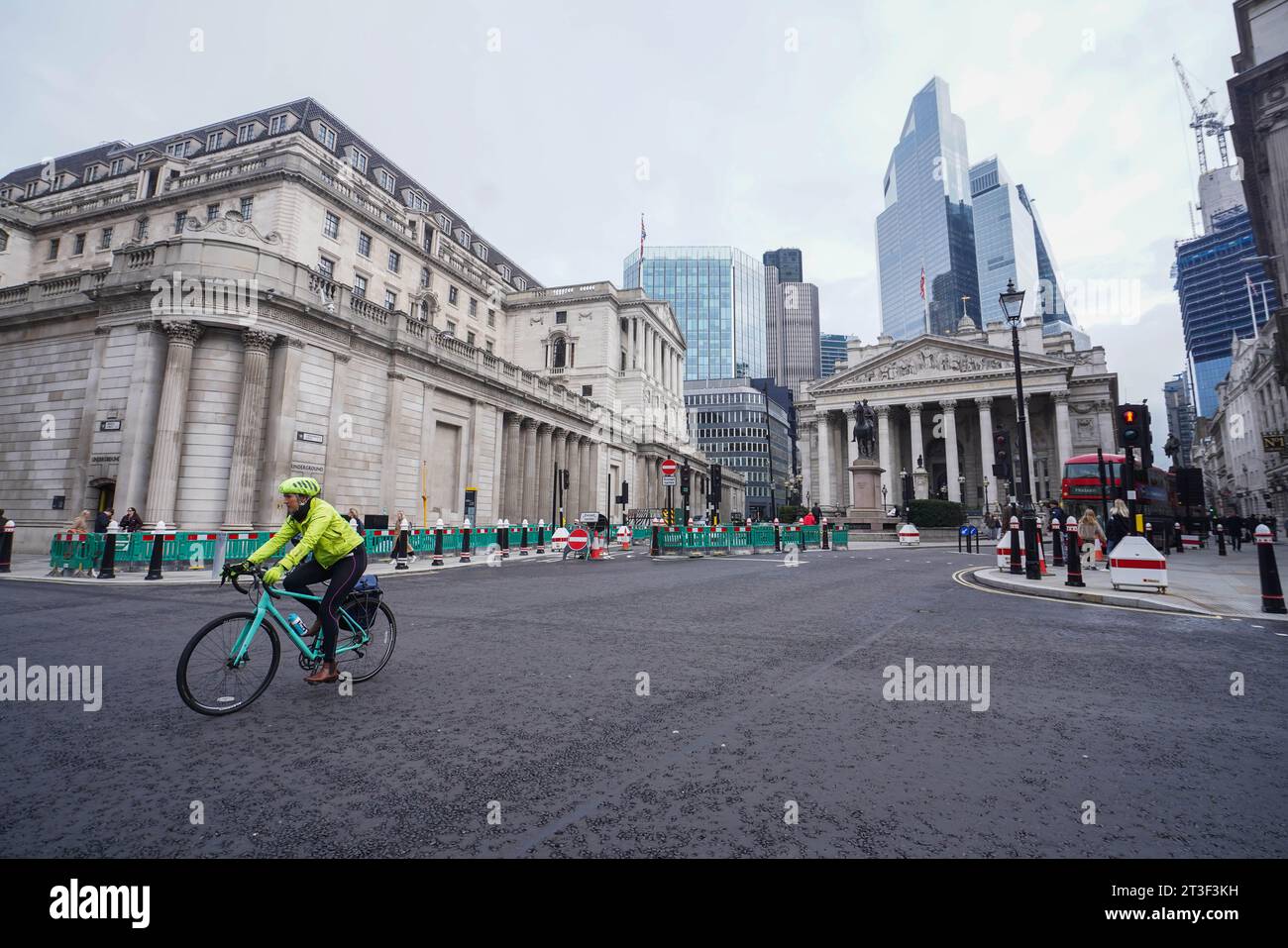 London , UK 25 October 2023.  A view of the Bank of England in Threadneedle Street. Police at the Bank of England . The Bank of England's Prudential Regulatory Authority (PRA)  financial regulators have announced the cap on bankers' bonuses is to be abolished from Tuesday 31 October as EU European Union rules that limit bonus payments to twice a banker's salary will be removed in the UK . Credit amer ghazzal/Alamy Live News Stock Photo