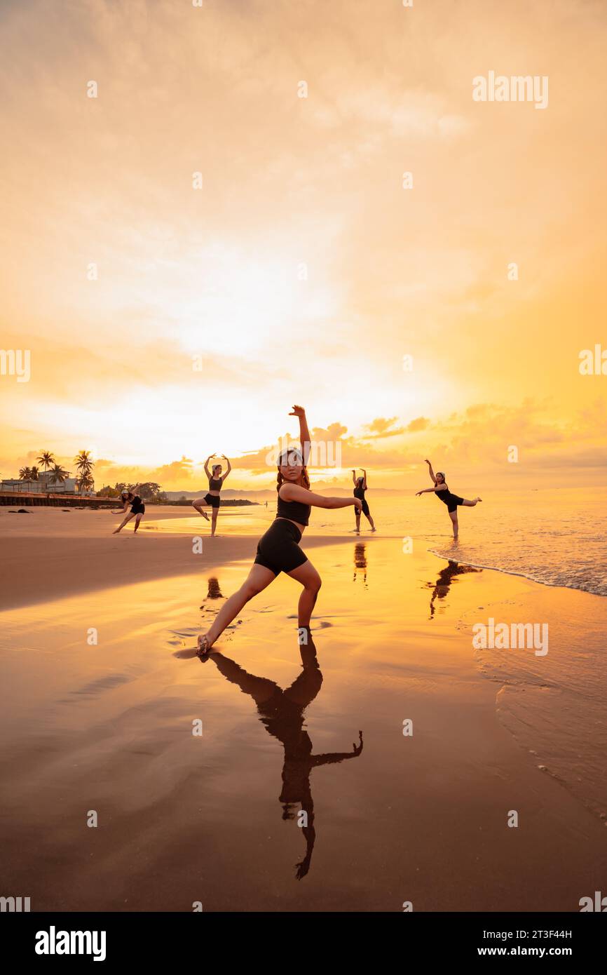 Group black women on beach hi-res stock photography and images - Alamy