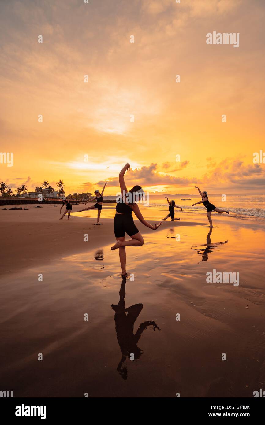 Group black women on beach hi-res stock photography and images - Alamy