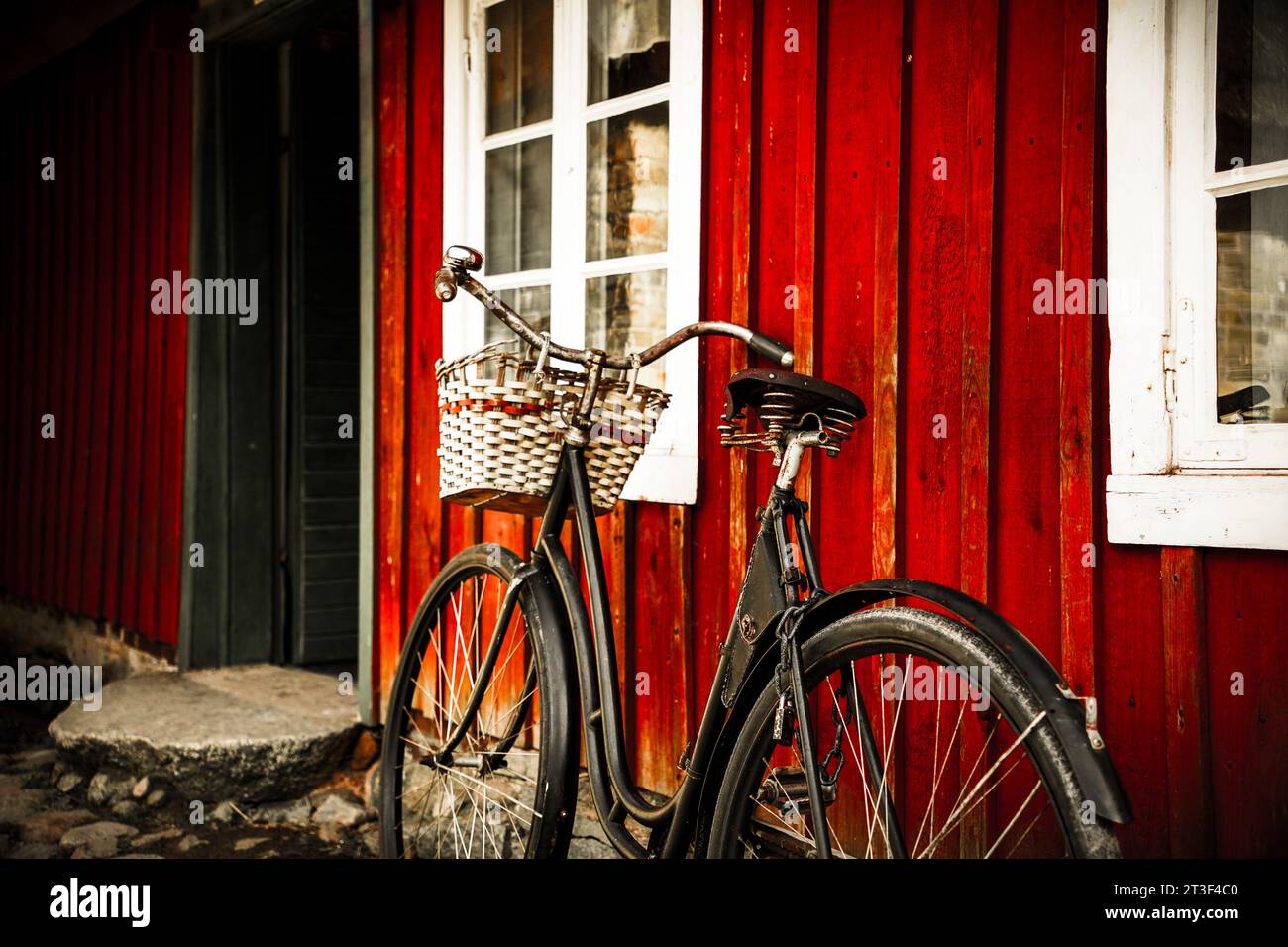 Fahrrad vor rotem haus in schweden hi-res stock photography and images