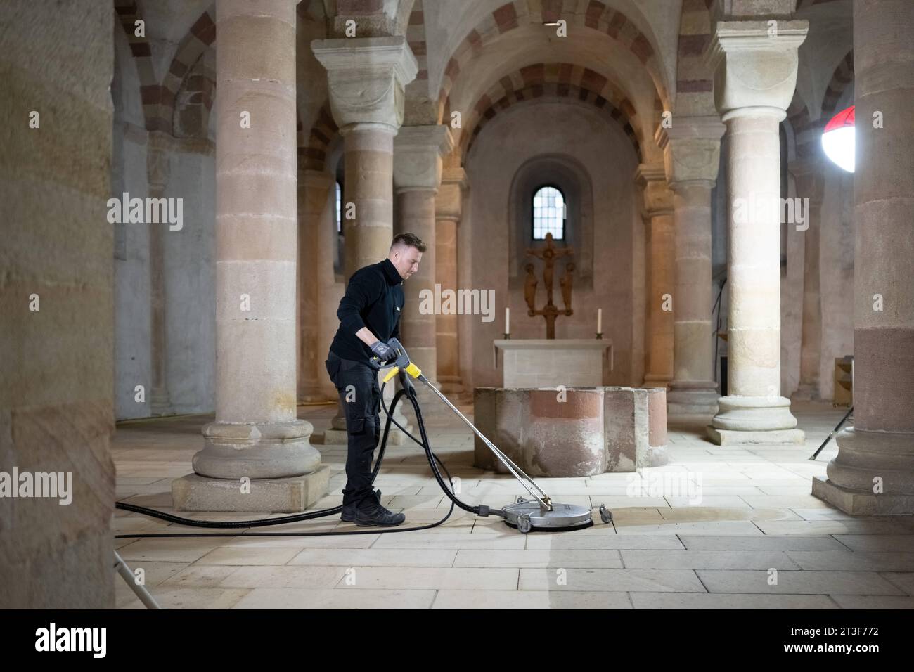 Bodenreinigung in der Krypta im Dom zu Speyer, Architektur, Deutschland ...