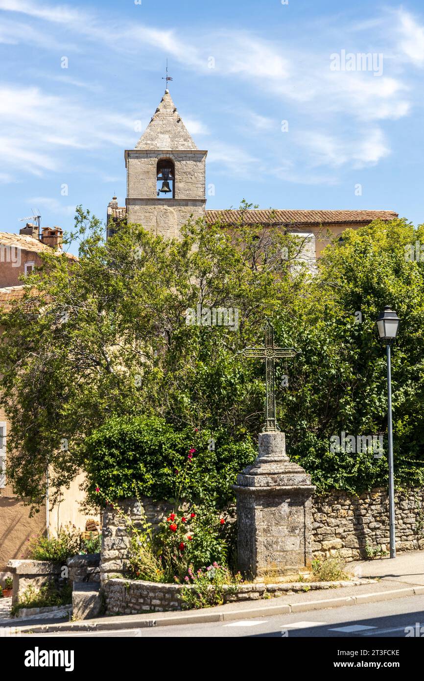 France, Vaucluse, regional natural reserve of Luberon, Saignon, the village, the church Notre-Dame of Pity or Saint-Marie de Saignon of the XIIe century Stock Photo