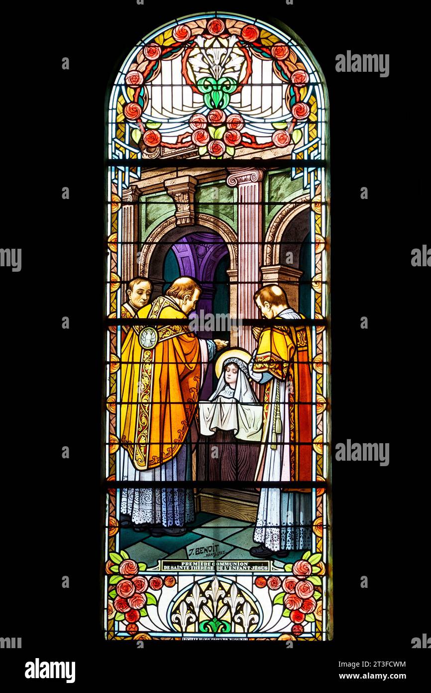 France, Meurthe et Moselle, Nancy, Sainte Therese de l'Enfant Jesus (Saint Therese of Child Jesus) chapel inaugurated in 1925 located in the former Carmel of Nancy today the Centre Spirituel Diocesain (Diocesan spiritual center), Stained glass window made by Joseph Benoit master glassmaker from Nancy in 1928 which represents the first communion of Saint Therese from Lisieux on the 8th of May 1884 Stock Photo