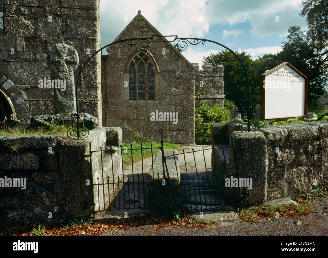 View E of the C15th churchyard gateway, coffin stand & Medieval churchyard cross at SS Cyriacus' & Julitta's Church, Luxulyan, Cornwall, England, UK. Stock Photo