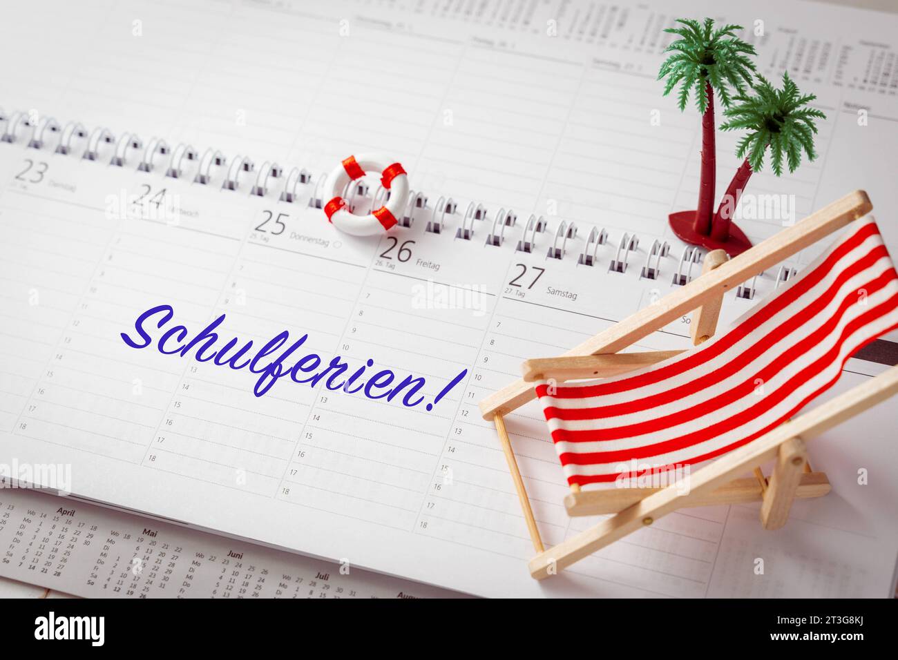 25 October 2023: Calendar with red deck chair and a palm tree and the 