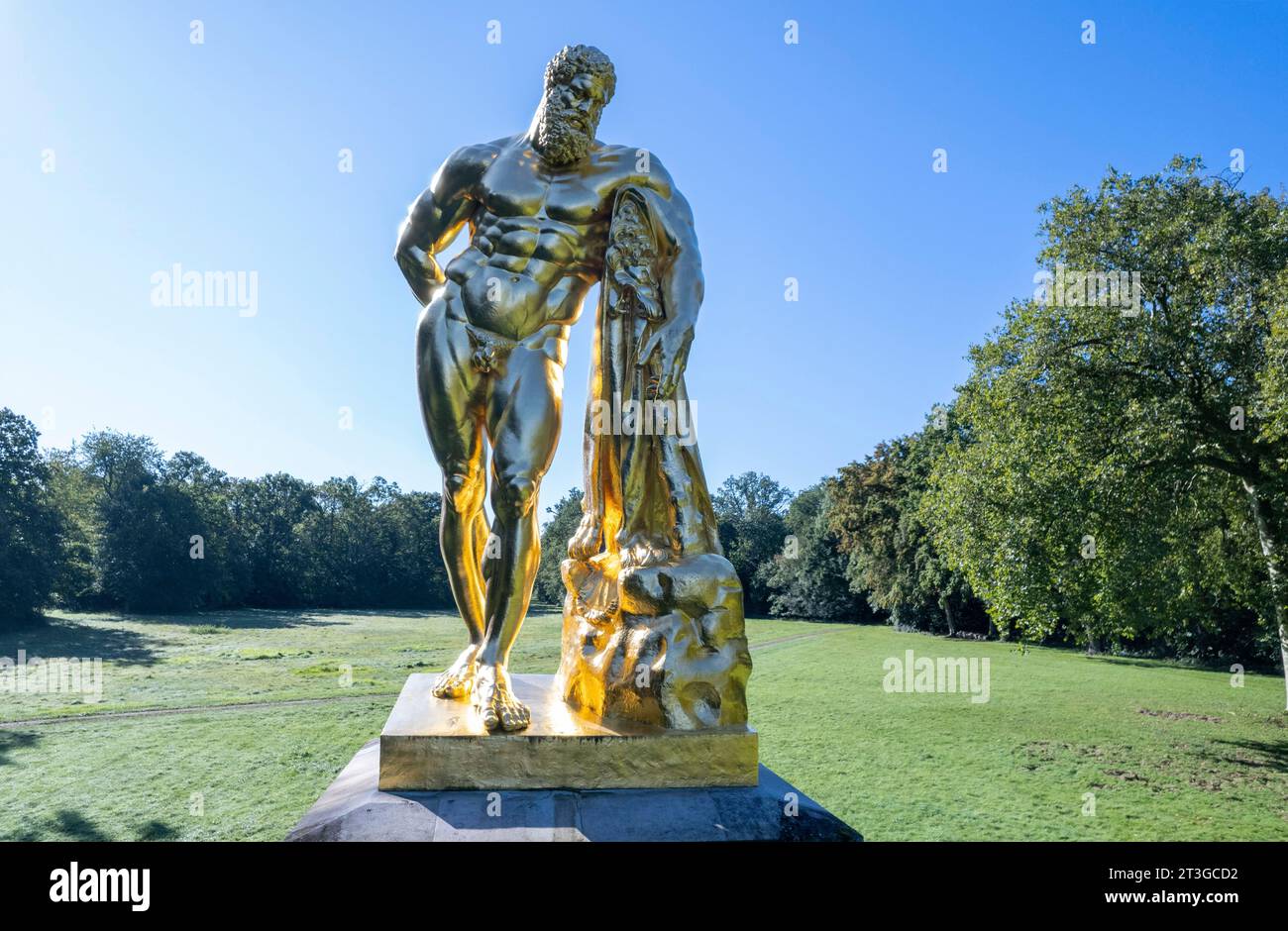 France, Seine et Marne, Maincy, Vaux le Vicomte castle, sculpture of Hercule Farnese in the castle park, formal gardens designed by Andre Le Notre and southern facde of the castle in the background Stock Photo
