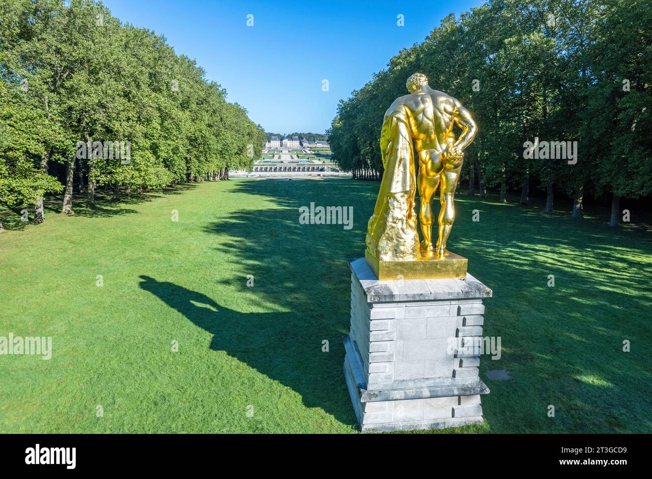 France, Seine et Marne, Maincy, Vaux le Vicomte castle, sculpture of Hercule Farnese in the castle park, formal gardens designed by Andre Le Notre and southern facde of the castle in the background Stock Photo