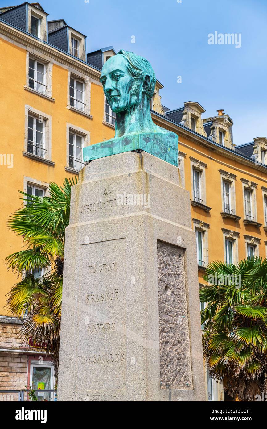 France, Manche, Cotentin, Cherbourg en Cotentin, bronze bust of Armand de Bricqueville (1785-1844), cavalry colonel of the Napoleonic army and deputy for Manche Stock Photo
