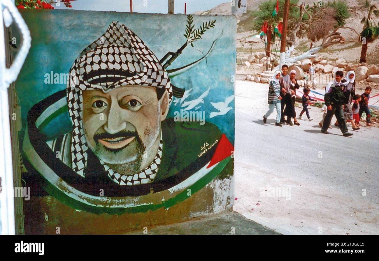 Archivfoto vom Frühjahr 1996 als Symbolbild zum Krieg zwischen der Hamas und Israel: Ein Wandgemälde im Westjordanland zeigt Jassir Arafat 1929 - 2004 mit Palästinensertuch und Friedenssymbolen. Der palästinensische Politiker und Friedensnobelpreisträger von 1994 führte die Palästinensische Befreiungsorganisation PLO, war erster Präsident der palästinensischen Autonomiegebiete sowie Gründer und Anführer der palästinensischen Fatah. *** Archive photo from spring 1996 as a symbolic image of the war between Hamas and Israel A mural in the West Bank shows Yasser Arafat 1929 2004 with Palestinian s Stock Photo