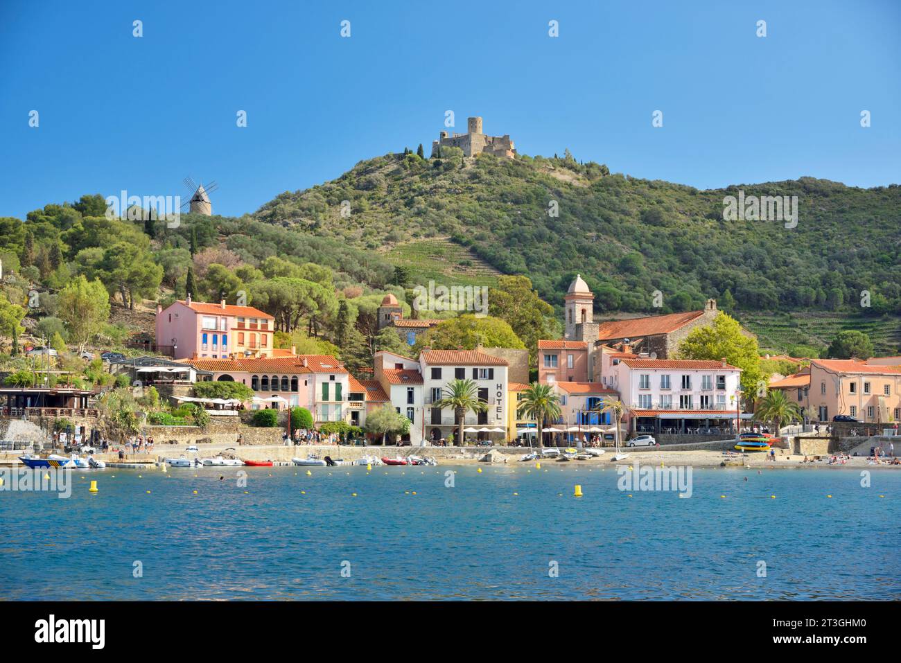 France, Pyrenees Orientales, Cote vermeille, Collioure, Port d'Avall beach, overlooked by the Windmill and Saint Elme fort Stock Photo