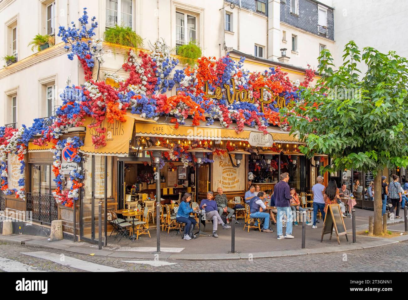 France, Paris, Montmartre district, rue des Abbesses, the Vrai Paris cafe Stock Photo