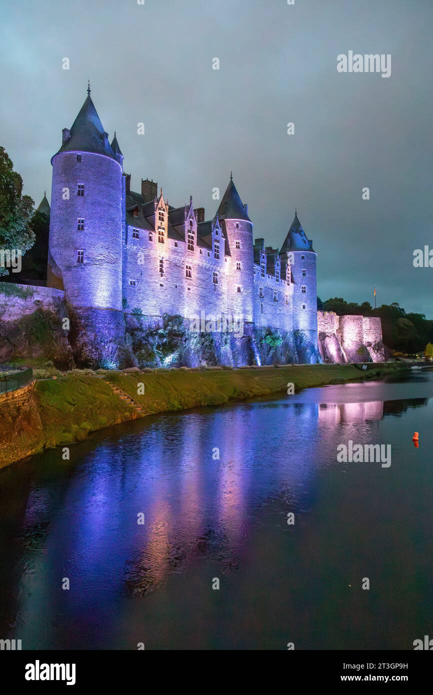 France, Morbihan (56), step on the way to Saint Jacques de Compostela, medieval village of Josselin, the flamboyant Gothic Style Josselin Castle at the edge of the Oust Stock Photo