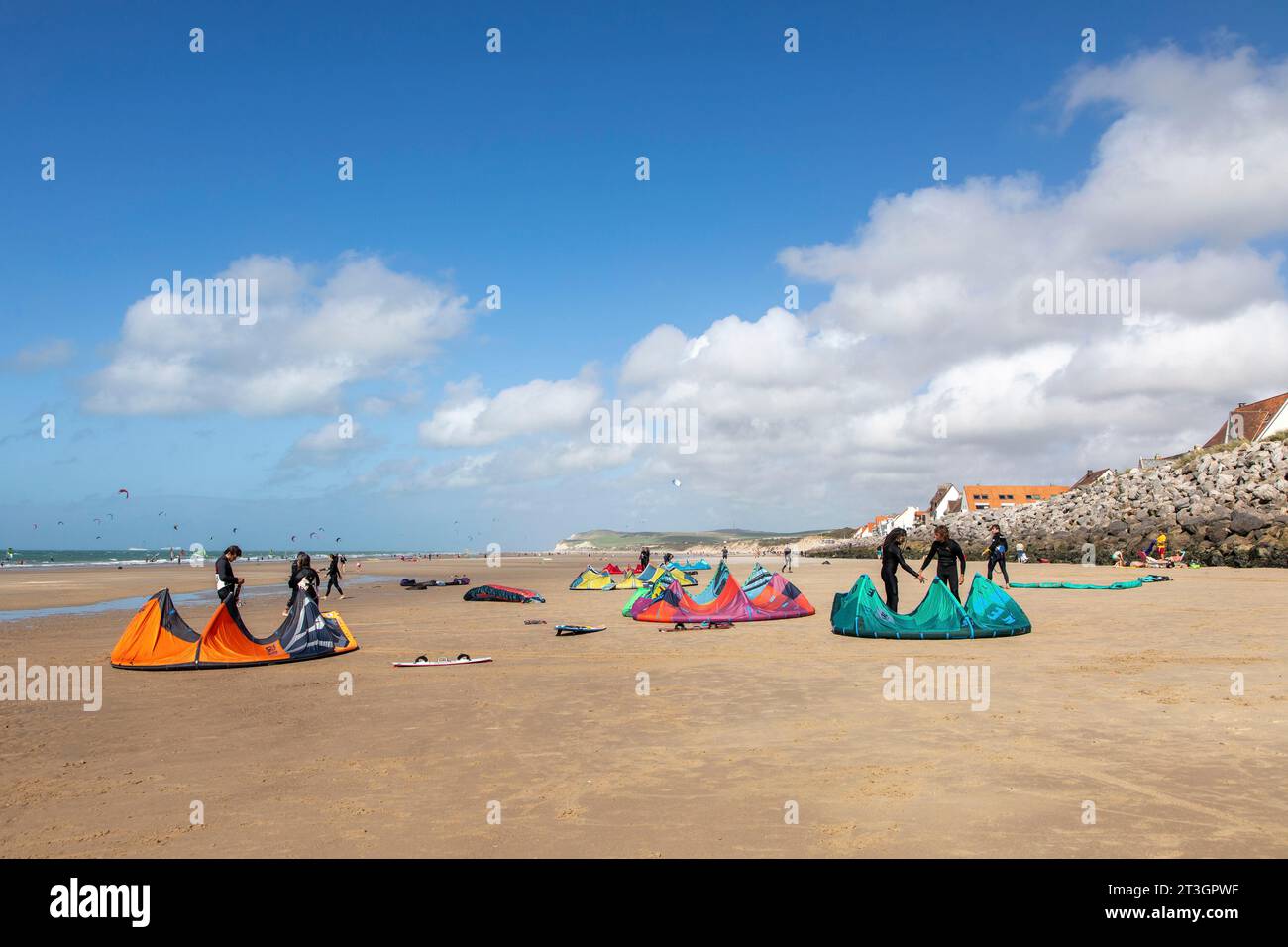 France, Pas de Calais, Wissant, kitesurfing (Cape Blanc-Nez in the background) Stock Photo