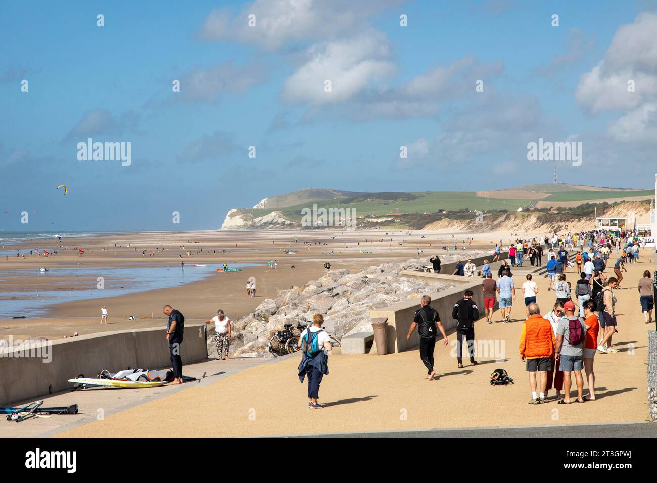 France, Pas de Calais, Wissant, tourists on the dike with the Cape Blanc Nez in the background Stock Photo