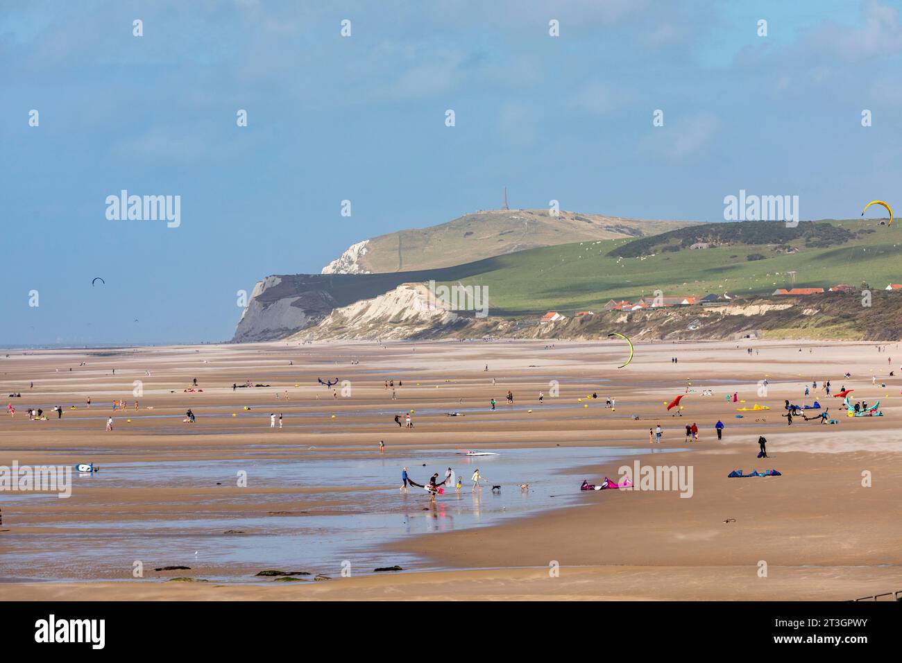 France, Pas de Calais, Wissant, kitesurfing and windsurfing with the Cape Blanc-Nez in the background Stock Photo