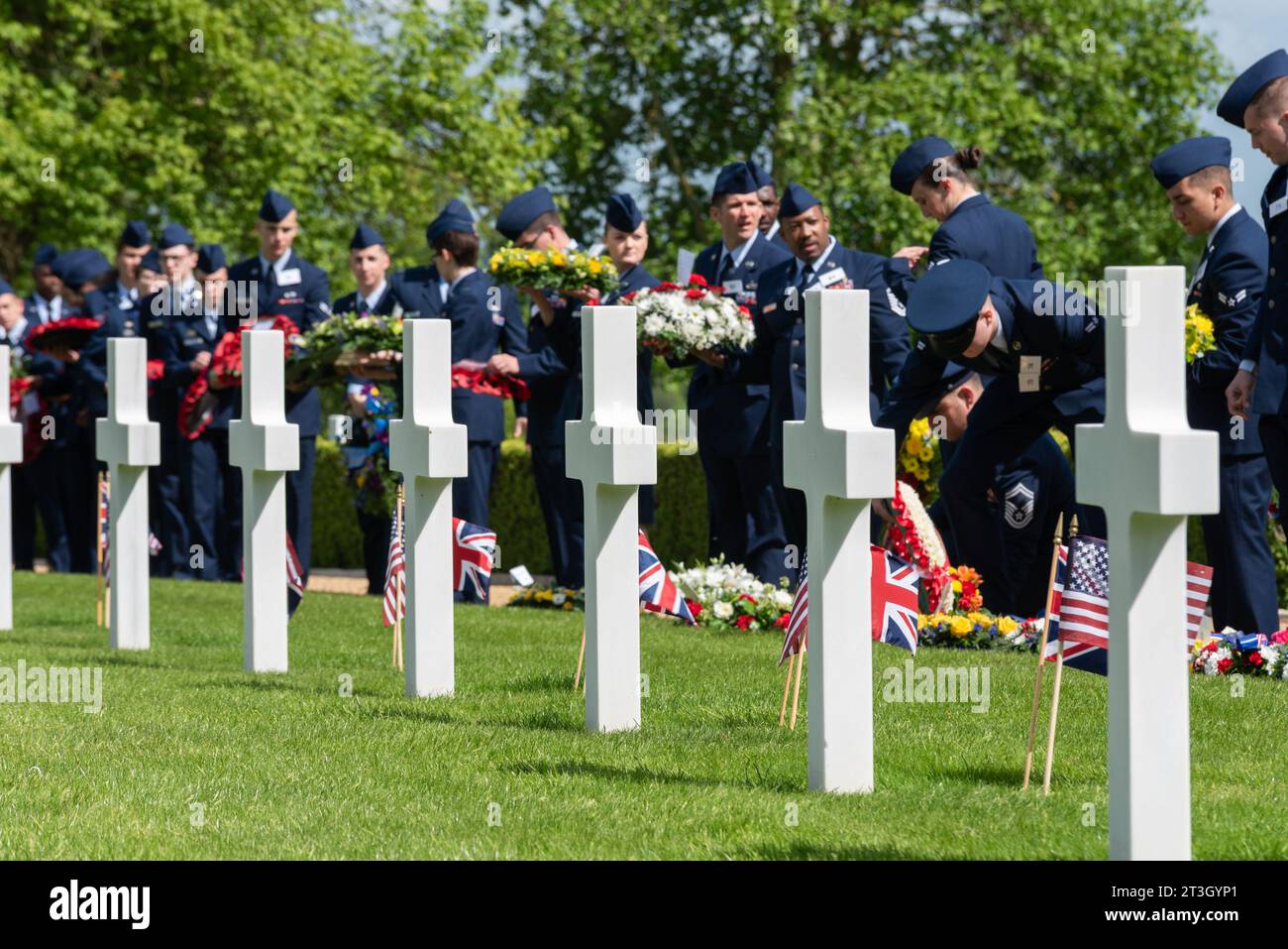 US service personnel with wreaths at US Memorial Day remembrance event at Cambridge American Cemetery and Memorial, Cambridgeshire, UK. Uniformed Stock Photo