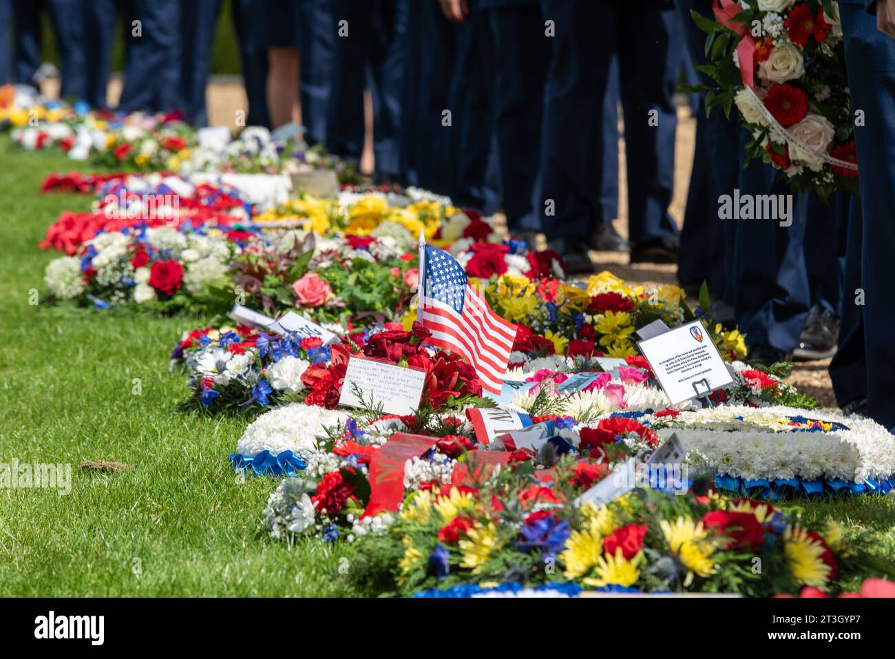 US service personnel with wreaths at US Memorial Day remembrance event at Cambridge American Cemetery and Memorial, Cambridgeshire, UK. Messages Stock Photo