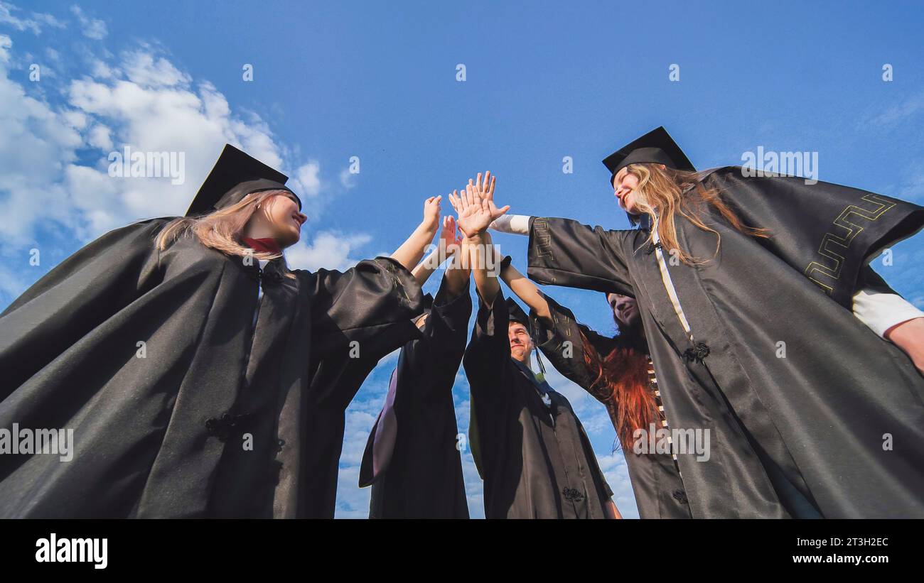 Female graduate hats hi-res stock photography and images - Alamy