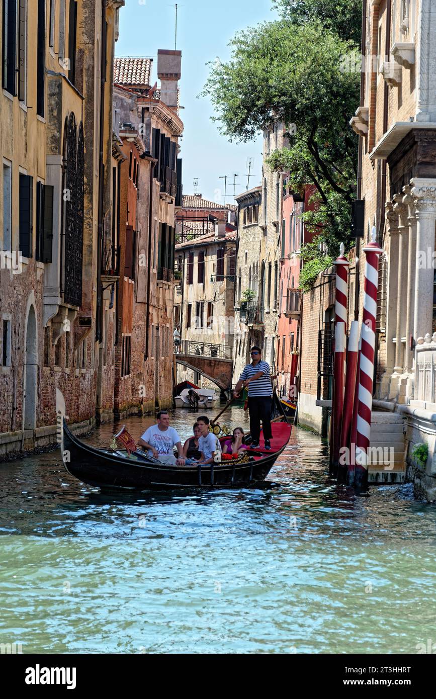 Gondola punting hi-res stock photography and images - Alamy