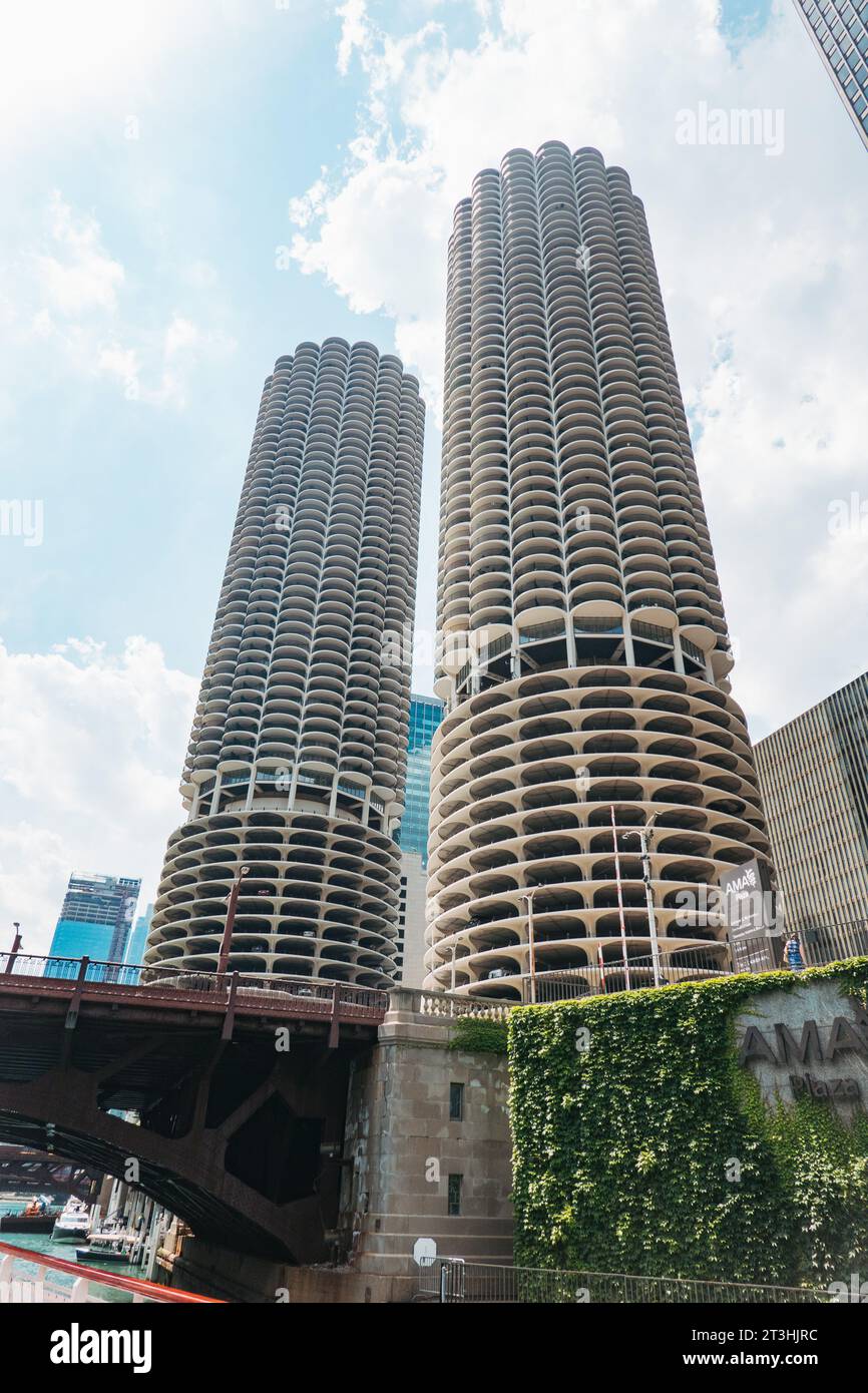 Marina City, two residential towers from architect Bertrand Goldberg, completed 1967, featuring a dock on the Chicago River Stock Photo