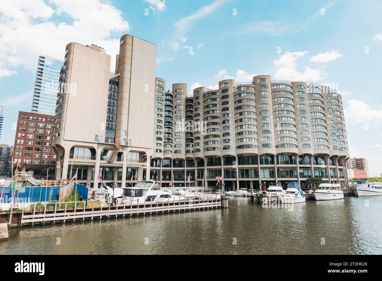 River City, a Brutalist apartment structure in Chicago's South Loop with its own dock. Designed by Bertrand Goldberg, completed 1986 Stock Photo