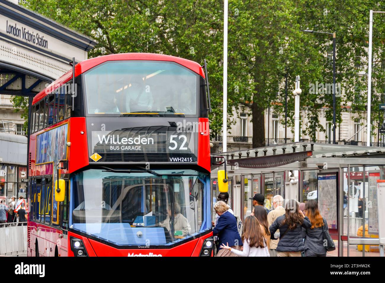 Victoria bus stop london hi-res stock photography and images - Alamy