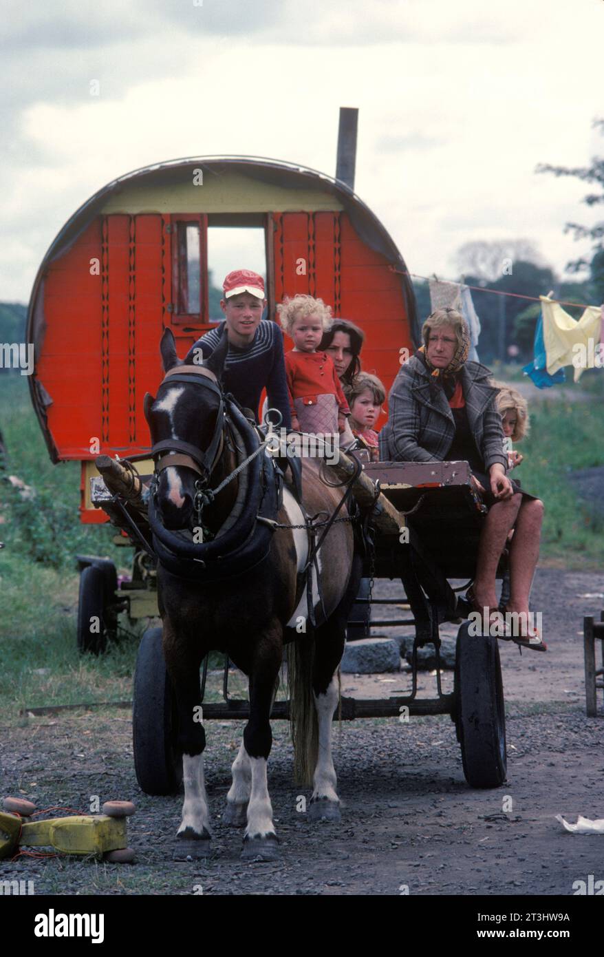Irish travellers family group. Grandmother, mother, and children. They are pitched at the side of the road. The wagon is a traditional wooden Bow or Barrel topped horse drawn wagon. Bunratty, County Clare, Eire 1979 1970s Southern Ireland HOMER SYKES Stock Photo