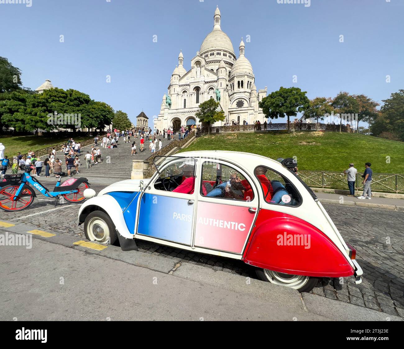 Citroën 2CV touring car in front of Sacré-Cœur Basilica, Montmartre, Paris, Île-de-France, France Stock Photo