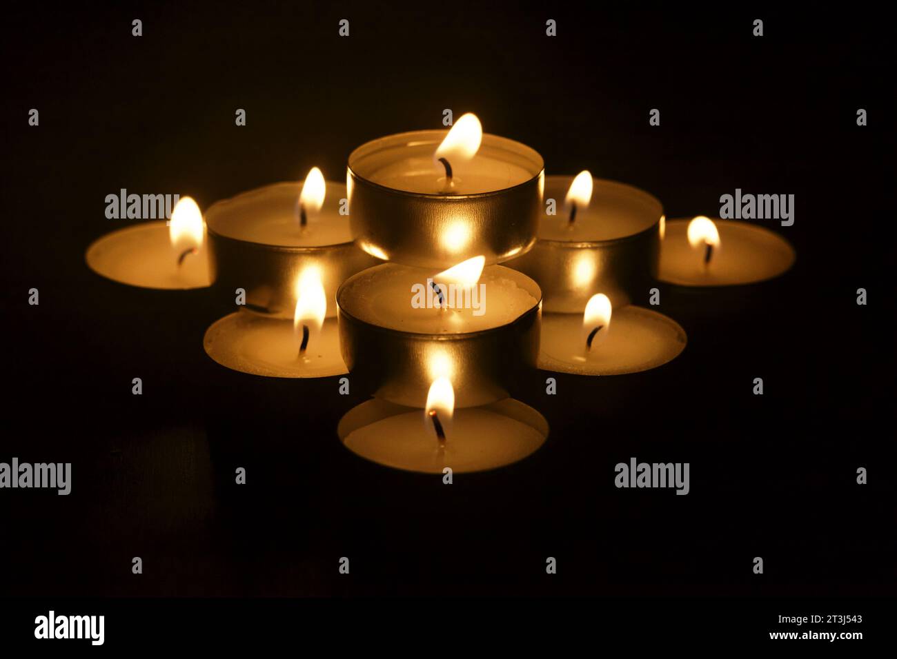https://c8.alamy.com/comp/2T3J543/rows-of-candles-in-the-dark-seen-up-close-2T3J543.jpg