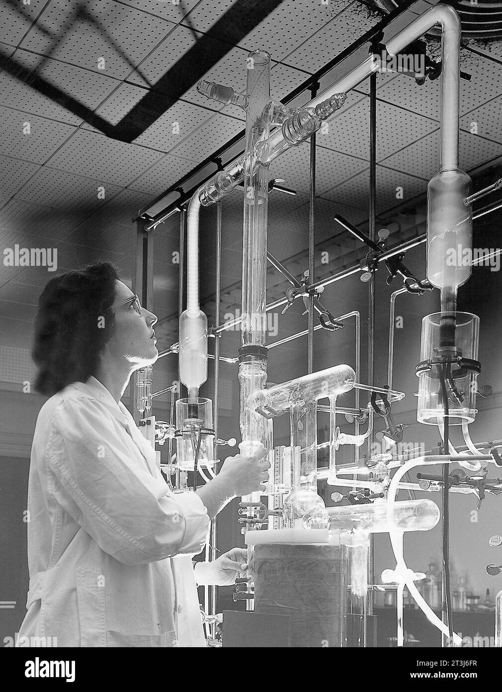 Myrna Steele, physicist at NASA Lewis Research Center, working on an atomic laboratory experiment that pushed a gas at low pressure through a high-voltage discharge, 1957 Stock Photo