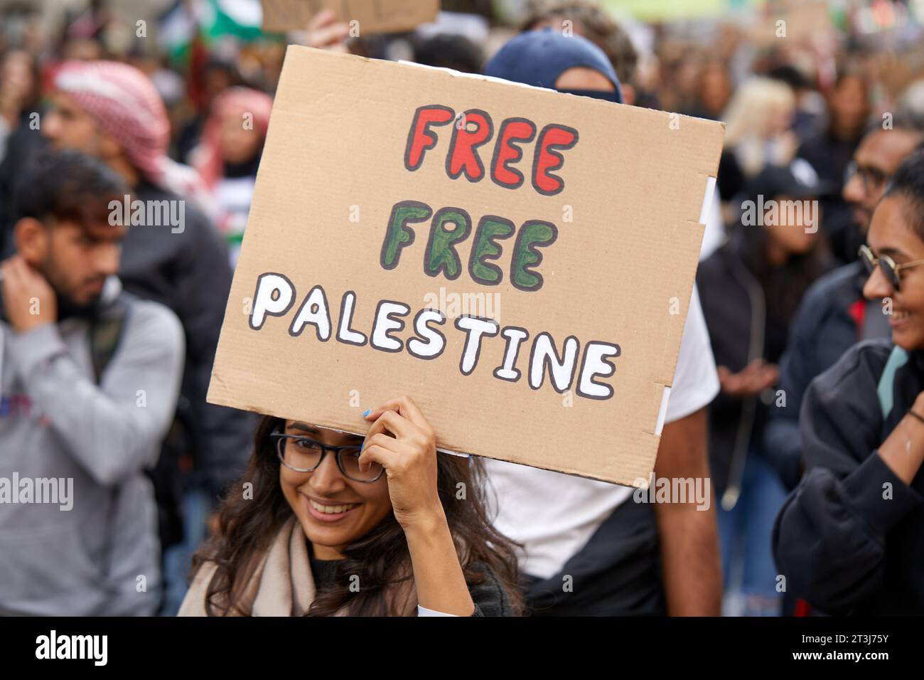 London, U.K. - 21 Oct 2023.: A protestor holds up a 'Free free