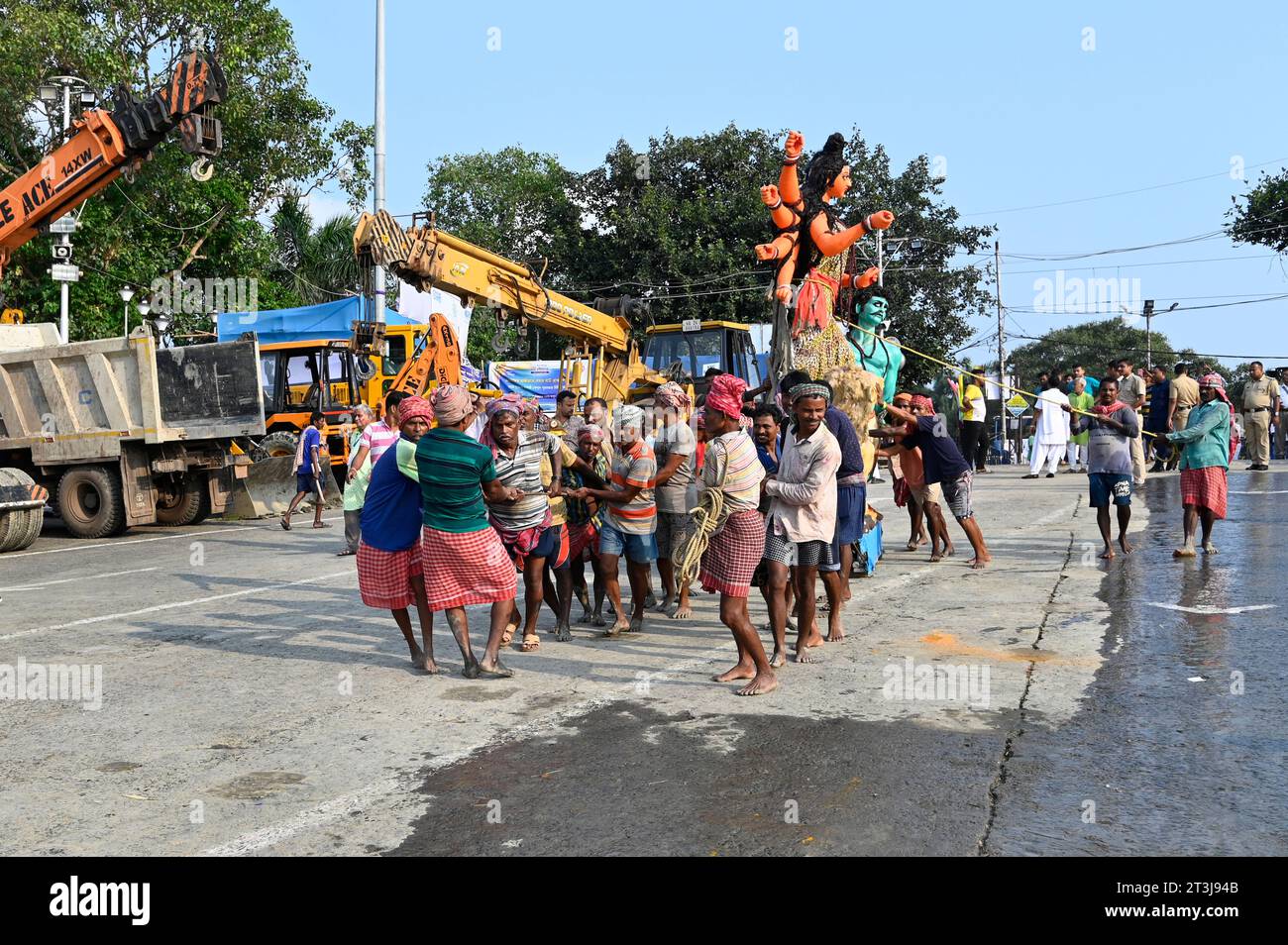 Kolkata, West Bengal, India. 25th Oct, 2023. Coolies are carrying Goddess Durga before immersion on the bank of river ganges in Kolkata. (Credit Image: © Suraranjan Nandi/Pacific Press via ZUMA Press Wire) EDITORIAL USAGE ONLY! Not for Commercial USAGE! Stock Photo