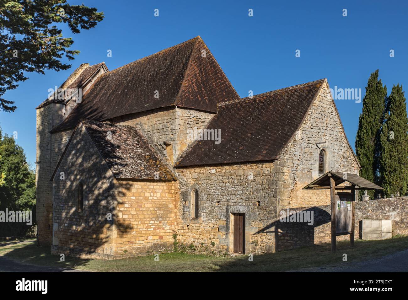 L'église Saint-Pierre-Es-Liens de Cussac (12è siècle) Stock Photo
