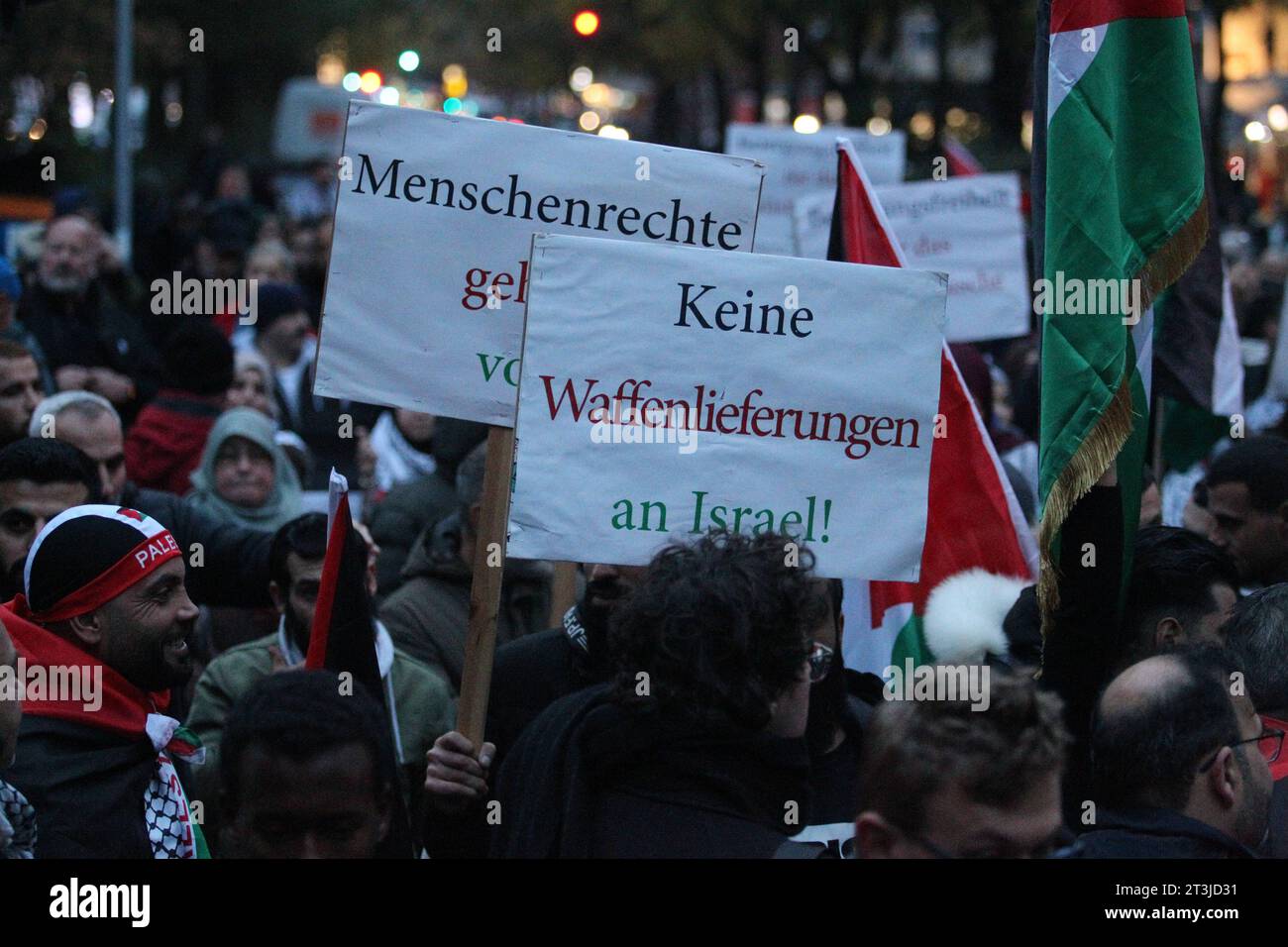 Versammlung unter dem Motto: Lasst uns friedlich unsere Stimme erheben für die Menschen und den Frieden im Nahen Osten auch für das palästinensische Volk auf der Adenauerallee in St. Georg zwischen demKreuzweg und der Böckmannstraße. Aufgerufen hatte dazu die SCHURA, der Rat der islamischen Gemeinschaften in Hamburg. Die pro-palästinensische Kundgebung wurde vorzeitig beendet, weil sich Demonstranten nicht an die erteilten Auflagen hielten. Es war die erste genehmigte pro-palästinensische Kundgebung seit dem Angriff der Terrororganisation Hamas Anfang Oktober gegen Israel. Die Polizei begleite Stock Photo