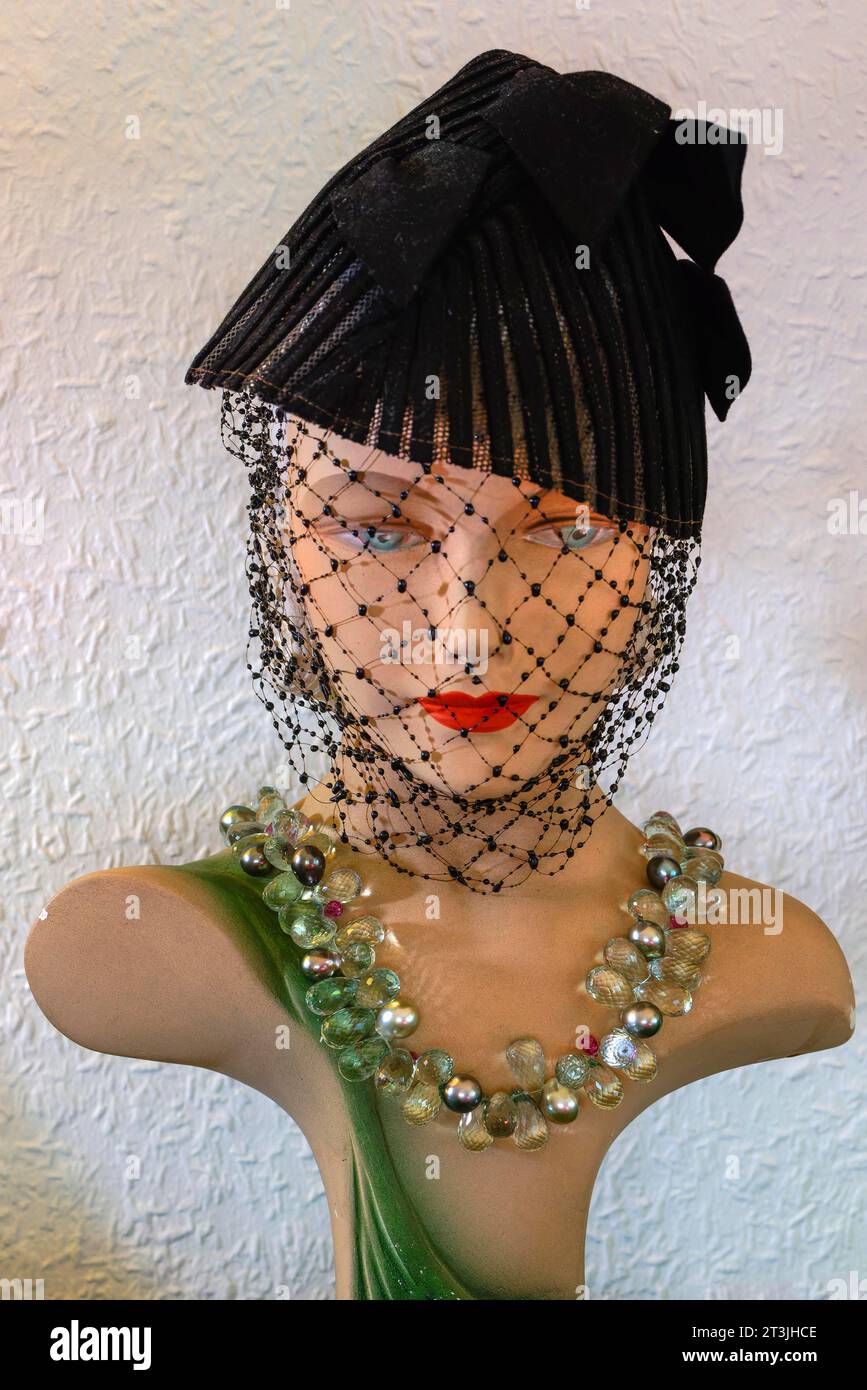 https://c8.alamy.com/comp/2T3JHCE/female-bust-from-the-1920s-with-hat-chain-and-face-veil-bavaria-germany-2T3JHCE.jpg