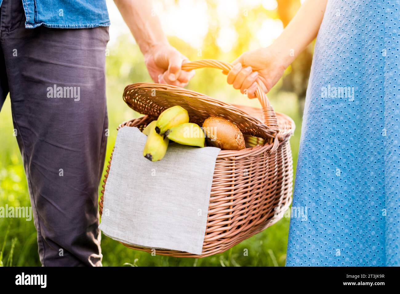 Holding picnic basket hi-res stock photography and images - Alamy