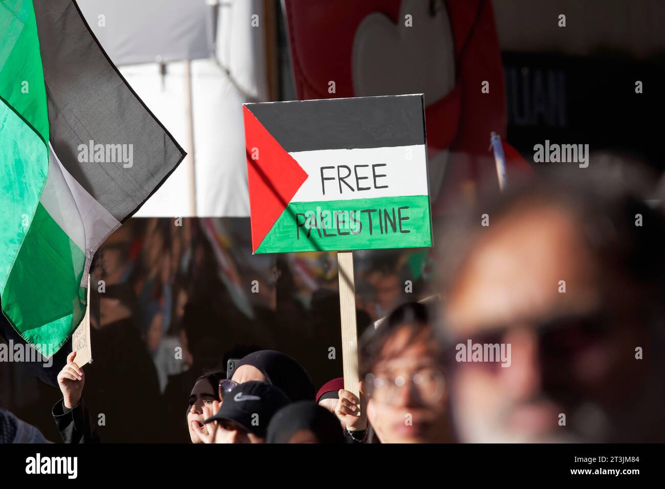 Free Palestine sign, pro-Palestinian rally to condemn war crimes against the civilian population in Gaza on 21.10.2023 in Duesseldorf, North Stock Photo